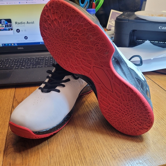 Man's Sneskers - Picture 5 of 10